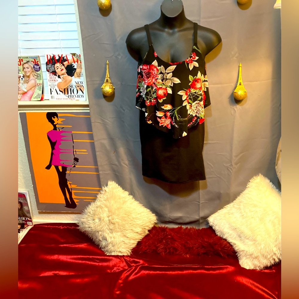 I’m selling brand new dress rosey and black size L